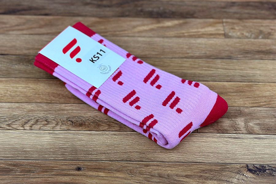 rose sportsokken met donkerkleurige accenten